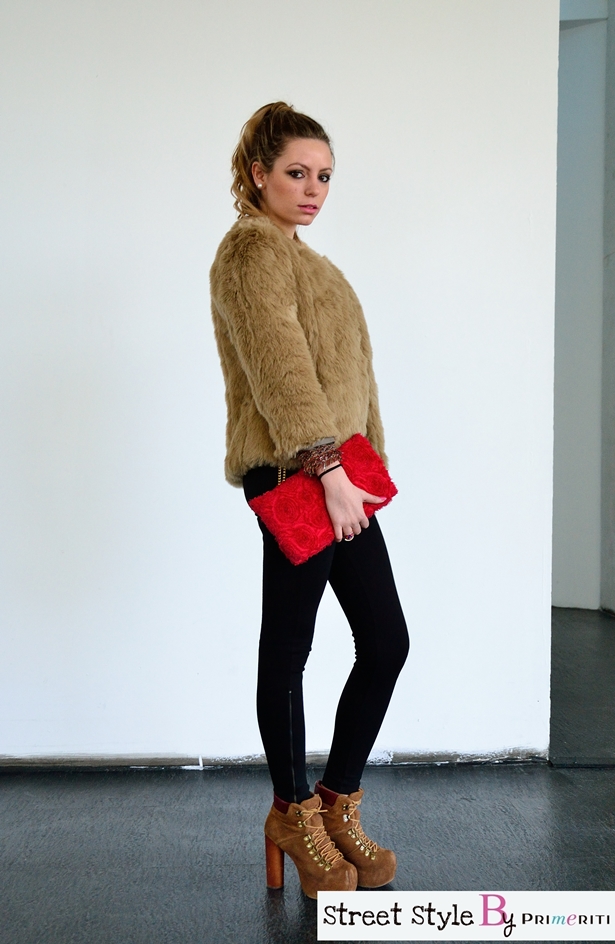 Street-Style-by-Primeriti-Abrigo-yeti-clutch-rojo