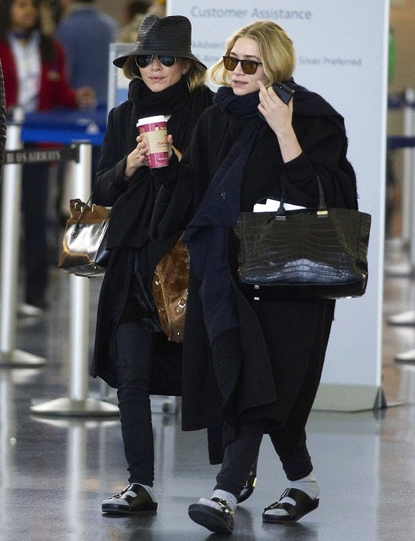 Las gemelas Olsen con sandalias horribles