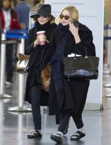 Las gemelas Olsen con sandalias horribles