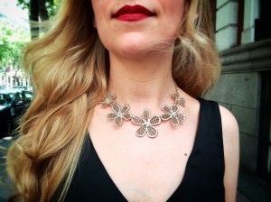 Collar de flores doradas de Bijou Brigitte