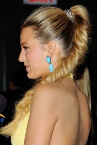 Trenza de espiga con coleta alta