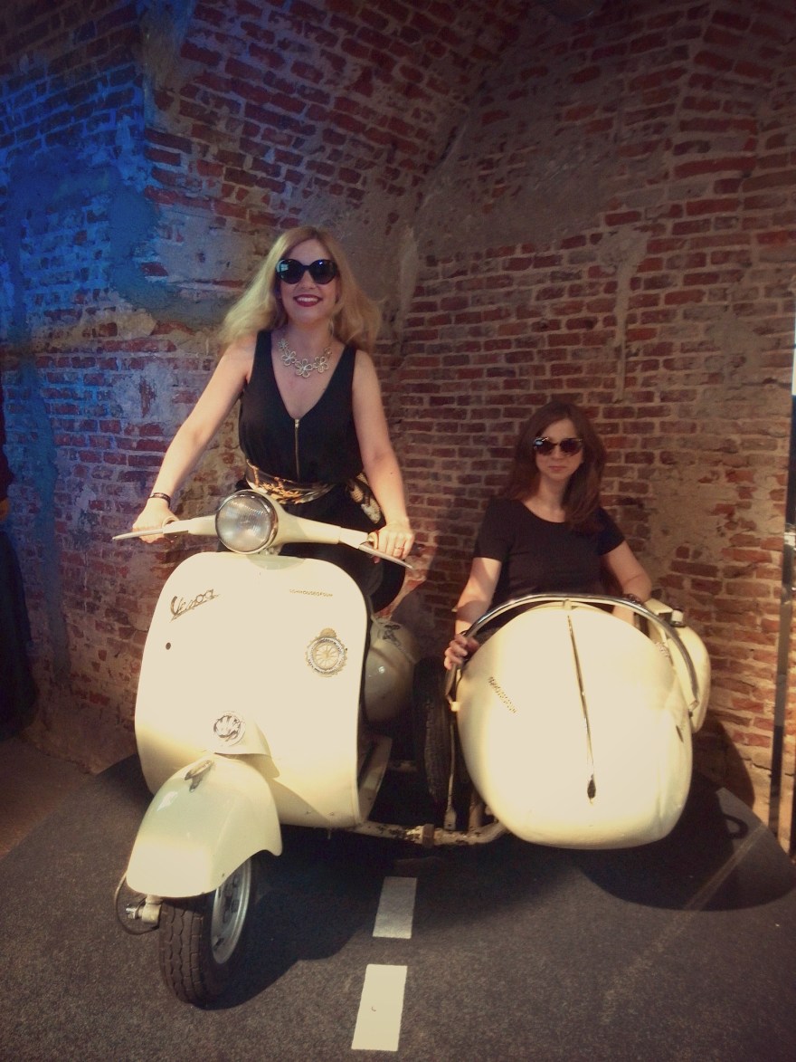 Un paseo en Vespa en Sunglass Hut House of Sun