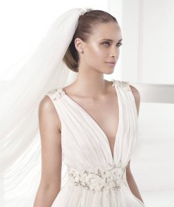 Vestido Castillejo Pronovias Atelier 2015 escote de pico
