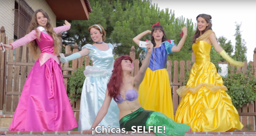 Princesas Disney enganchadas al móvil