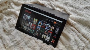 Asus T300 Chi en posición de tienda de campaña para ver series