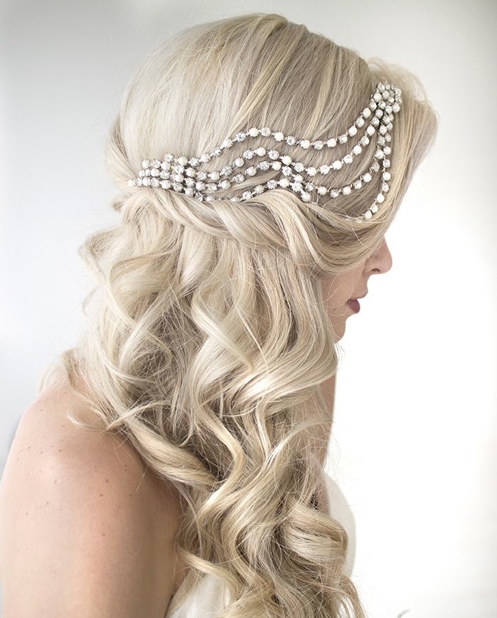Peinados novias pelo suelto con ondas y diadema de brillantes