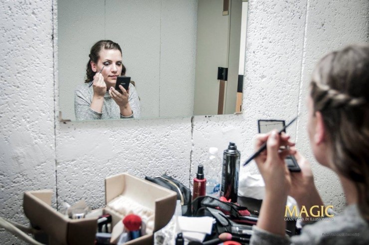 Maquillándome en el camerino