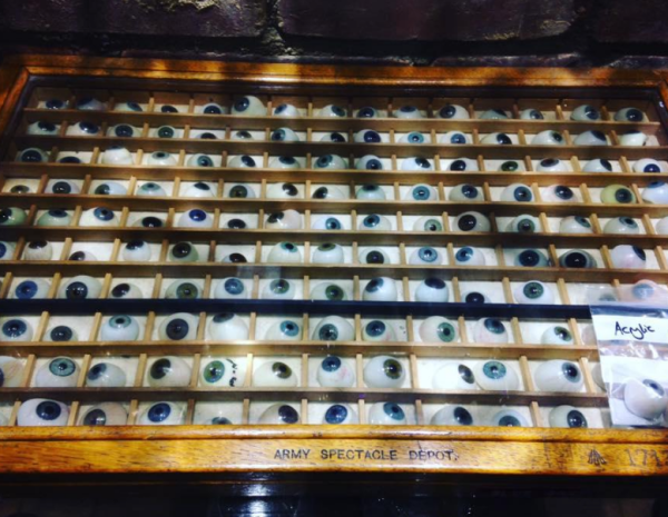 Caja con ojos de cristal en House of Marbles