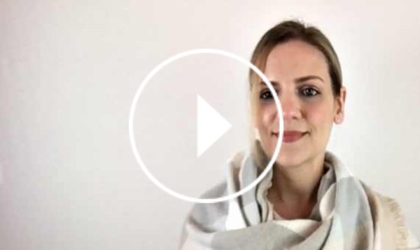 Ver en Cosmo cómo llevar una maxi bufanda