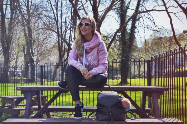 Look sudadera de Siroko y leggings de cuero de Calzedonia