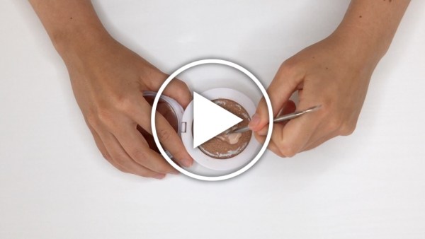 Ver en Cosmo cómo reutilizar cosméticos rotos