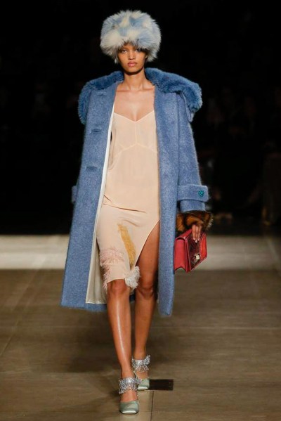 Abrigo con cuello estola de pelo de Miu Miu otoño 2017