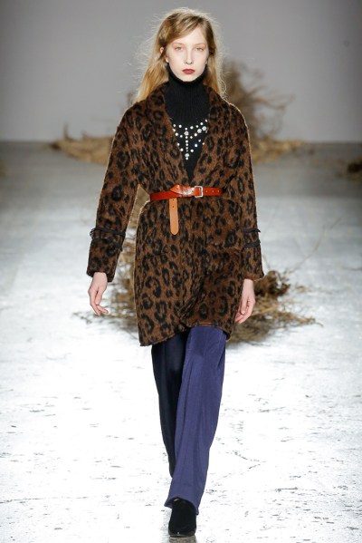 Abrigo con estampado de leopardo de Au Jour Le Jour otoño 2017