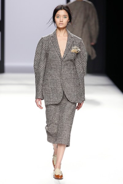 Traje chaqueta con estampado príncipe de gales de Devota Lomba otoño 2017