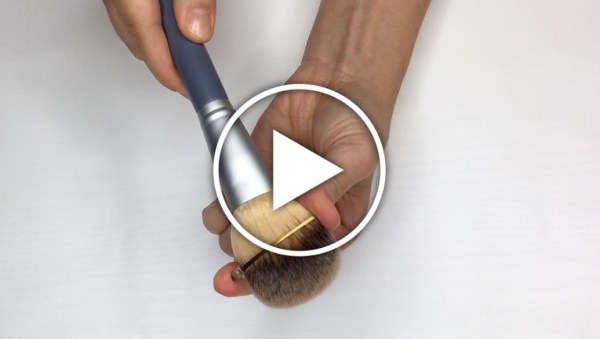 Ver en Cosmo el vídeo trucos brochas de maquillaje