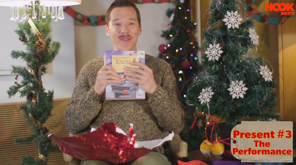 Benedict Cumberbatch te enseña cómo disimular si recibes un regalo de Navidad que no te gusta