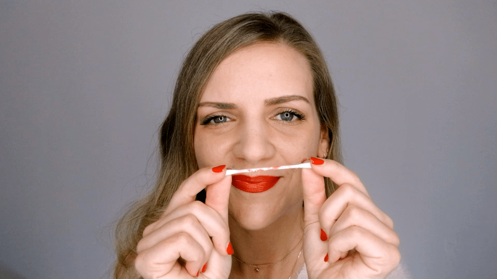 Trucos para no mancharte los dientes de&nbsp;pintalabios