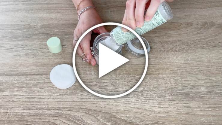 2 hacks de belleza con tu tónico facial - ver vídeo en Cosmo